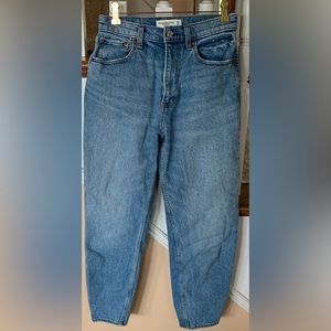 Abercrombie & Fitch The 80s Mom High Rise Jeans Size 26/2 R